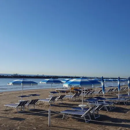 Casa Fronte Spiaggia, Terrazzo, Wifi, Garage 滨海库普拉