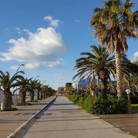 Casa Fronte Spiaggia, Terrazzo, Wifi, Garage * 滨海库普拉